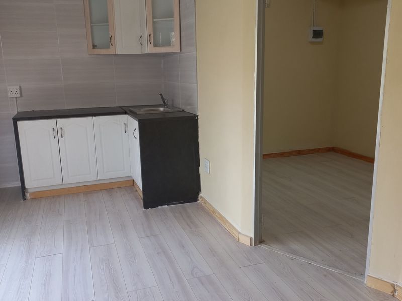 Secure 1-Bedroom Apartment In Franklin Rooseveld Park - Unit 5 - Photo 3