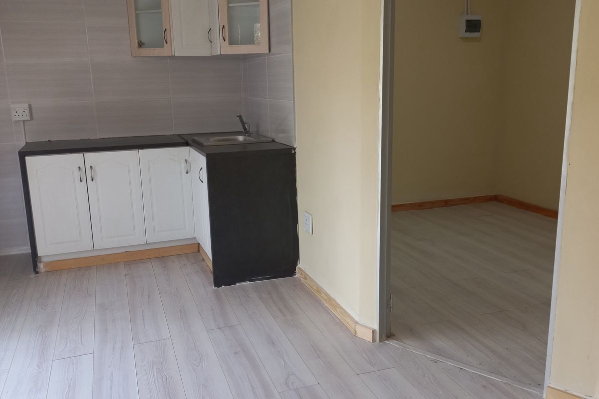 Secure 1-Bedroom Apartment In Franklin Rooseveld Park - Unit 5 - Photo 3
