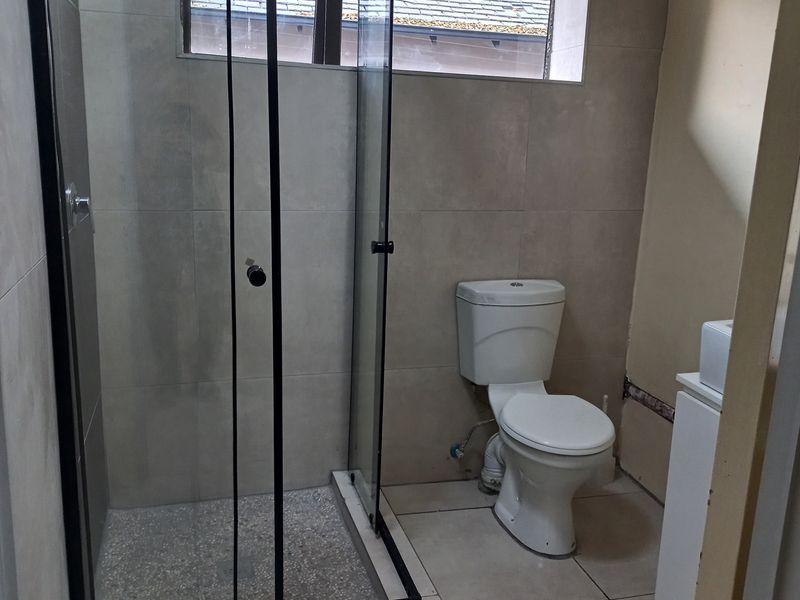Secure 1-Bedroom Apartment In Franklin Rooseveld Park - Unit 5 - Photo 4