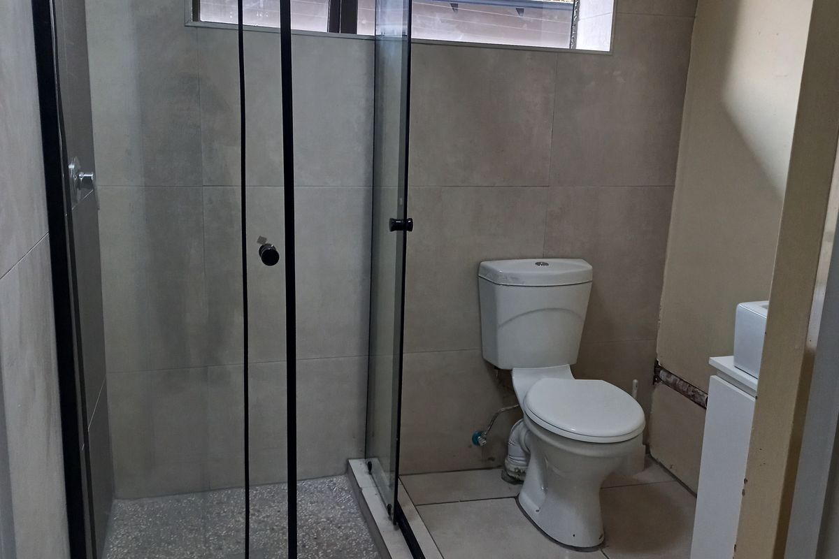 Secure 1-Bedroom Apartment In Franklin Rooseveld Park - Unit 5 - Photo 4