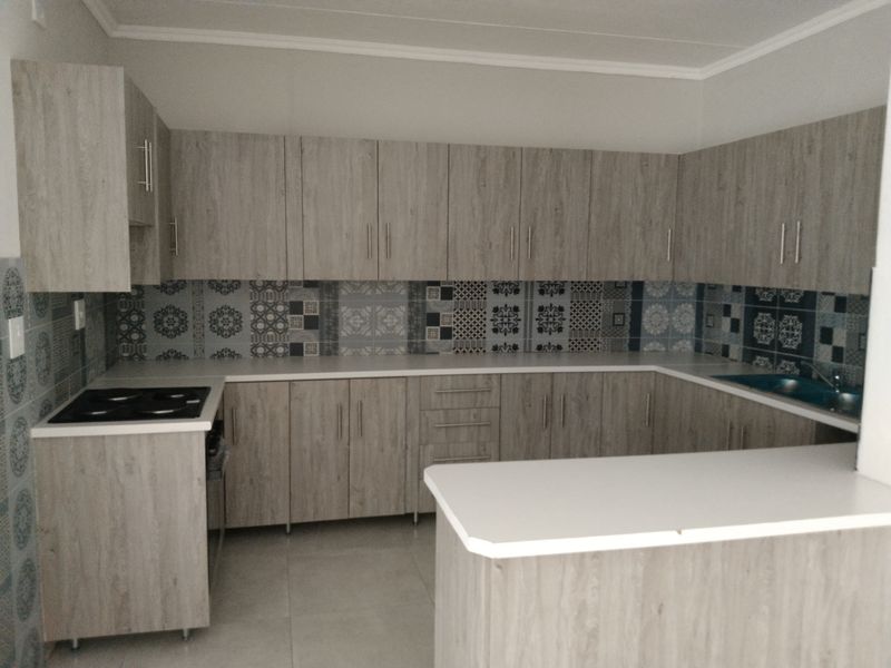 Beautiful 3 Bedroom And 1 Bath Apartment At The Lake Breeze 5 - Photo 3