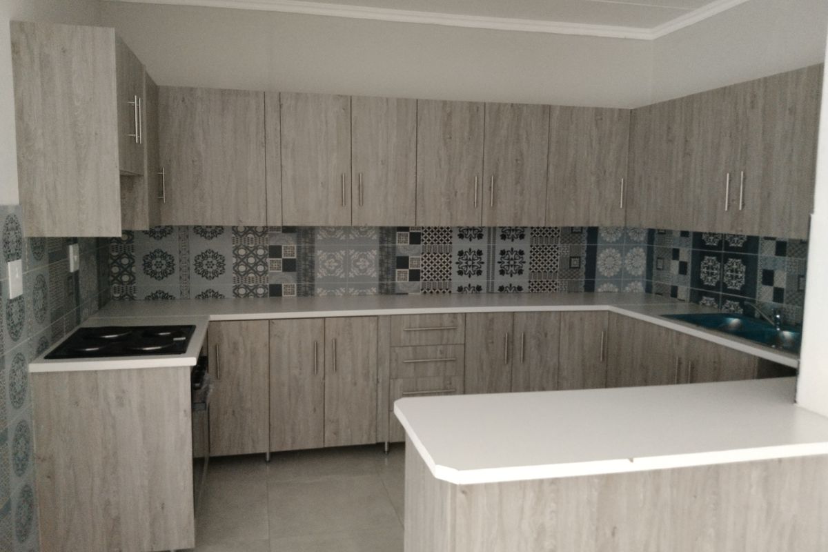 Beautiful 3 Bedroom And 1 Bath Apartment At The Lake Breeze 5 - Photo 3