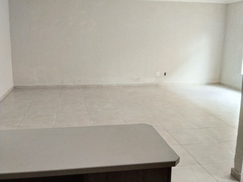 Beautiful 3 Bedroom And 1 Bath Apartment At The Lake Breeze 5 - Photo 4