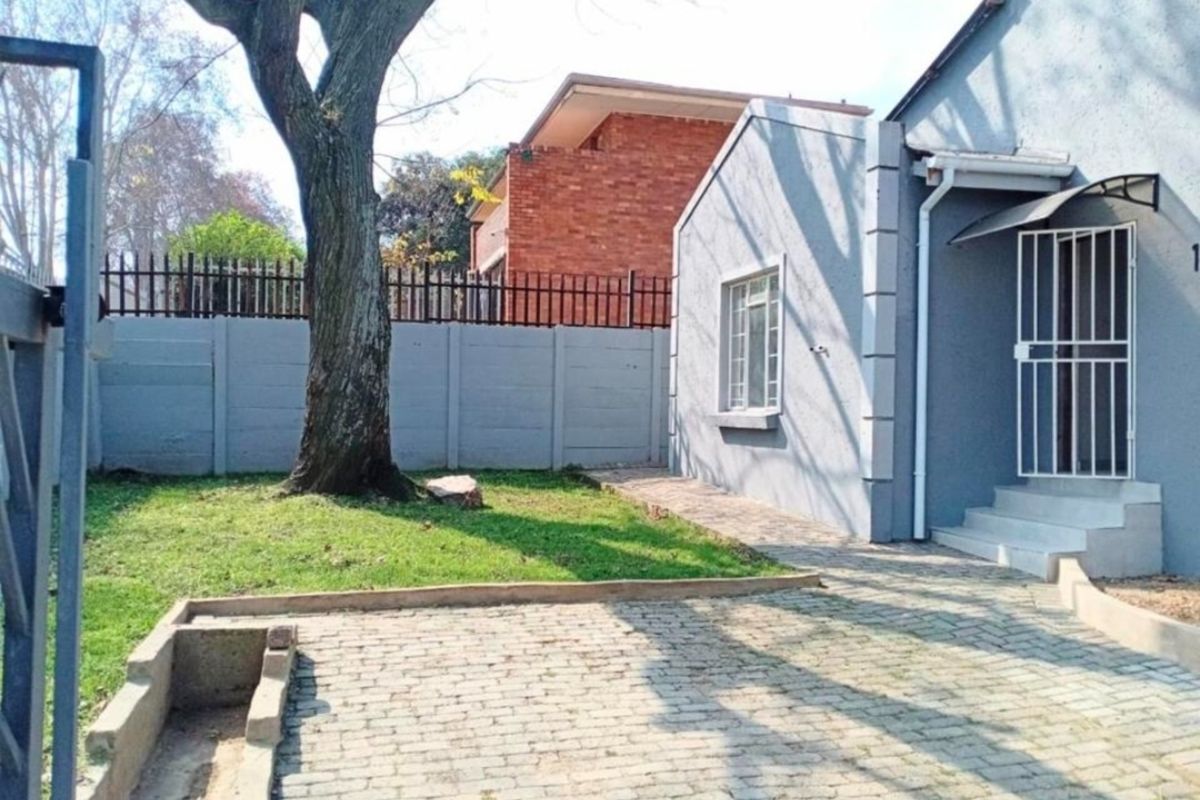 Beautiful 3 Bedroom And 1 Bath Apartment At The Lake Breeze 5 - Photo 2
