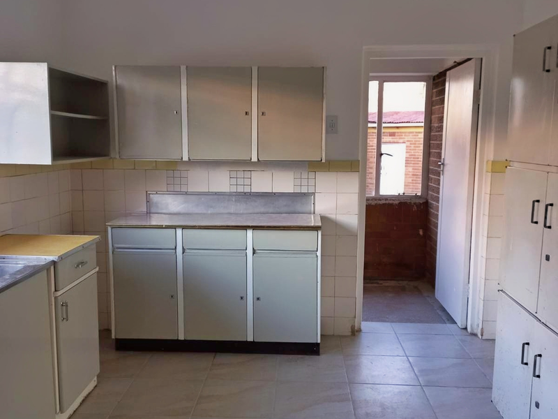 Secure 3-bedroom And 1,5-bathroom House In Altham A - Photo 3