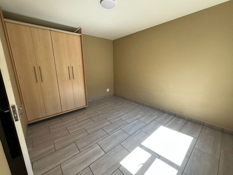 Modern 2-bedrooms & 1-bathroom Apartment In Mondeor - Photo 3