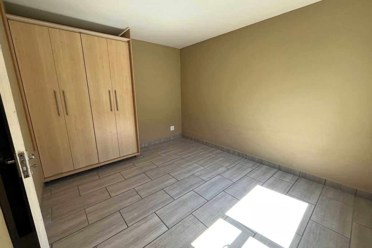 Modern 2-bedrooms & 1-bathroom Apartment In Mondeor - Photo 3