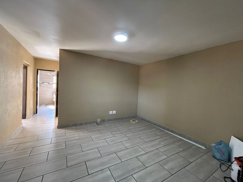 Modern 2-bedrooms & 1-bathroom Apartment In Mondeor - Photo 2