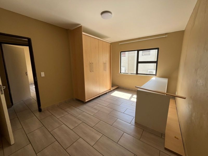 Modern 2-bedrooms & 1-bathroom Apartment In Mondeor - Photo 4