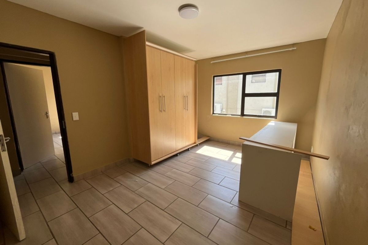 Modern 2-bedrooms & 1-bathroom Apartment In Mondeor - Photo 4