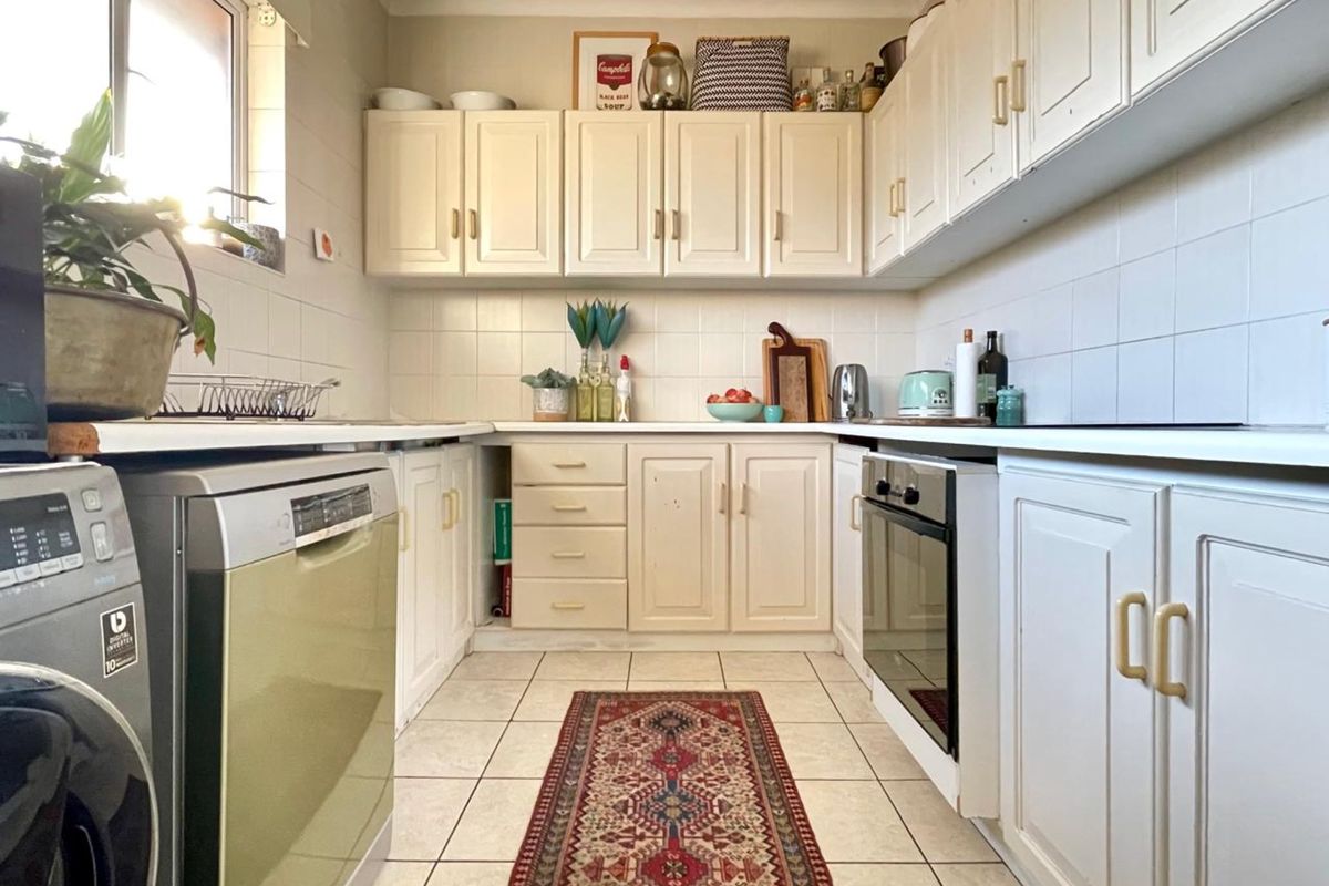 Secure 2-Bedroom Apartment In Innes Road, Morningside - Photo 2