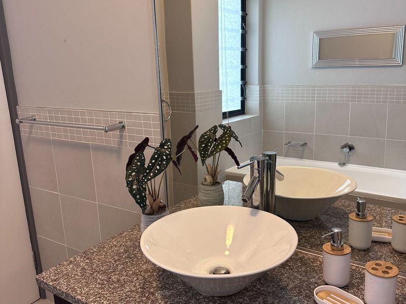 Secure 1-Bedroom Apartment In Saint James Road, Sea Point - Photo 10