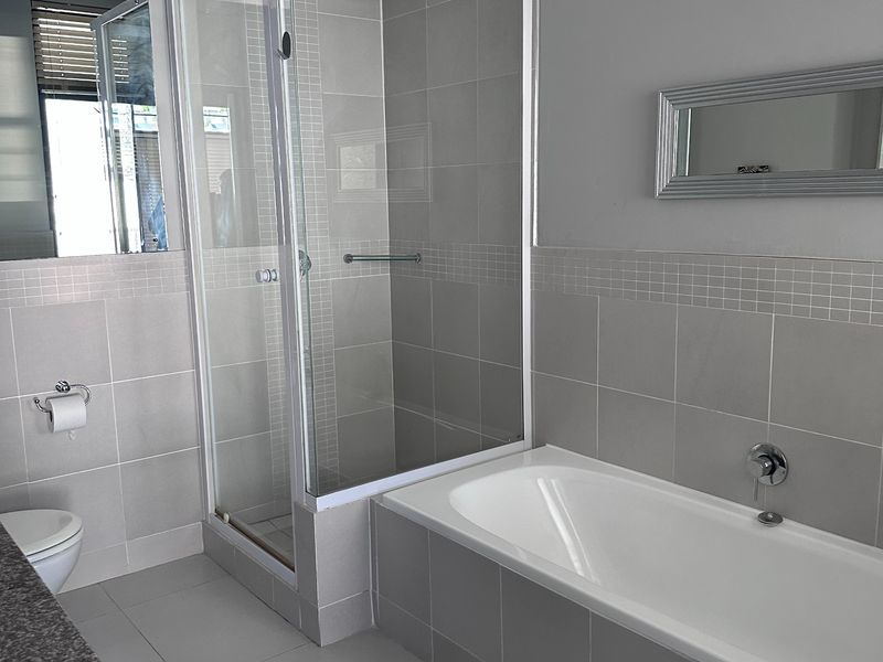 Secure 1-Bedroom Apartment In Saint James Road, Sea Point - Photo 9