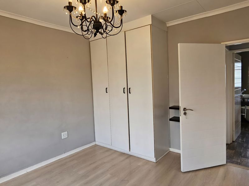 Modern 2-bedroom Upstairs Apartment – Ideal For A Couple Or Young Professionals - Photo 8