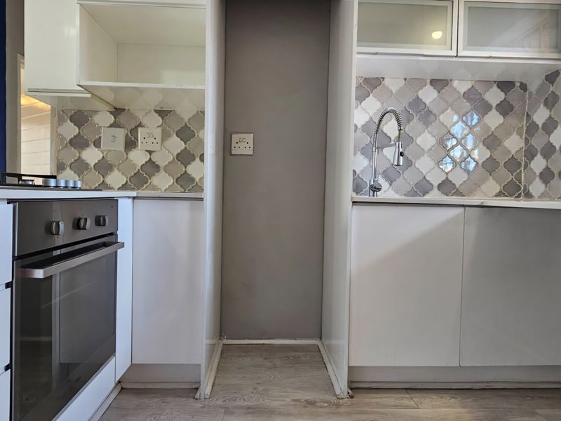 Modern 2-bedroom Upstairs Apartment – Ideal For A Couple Or Young Professionals - Photo 3
