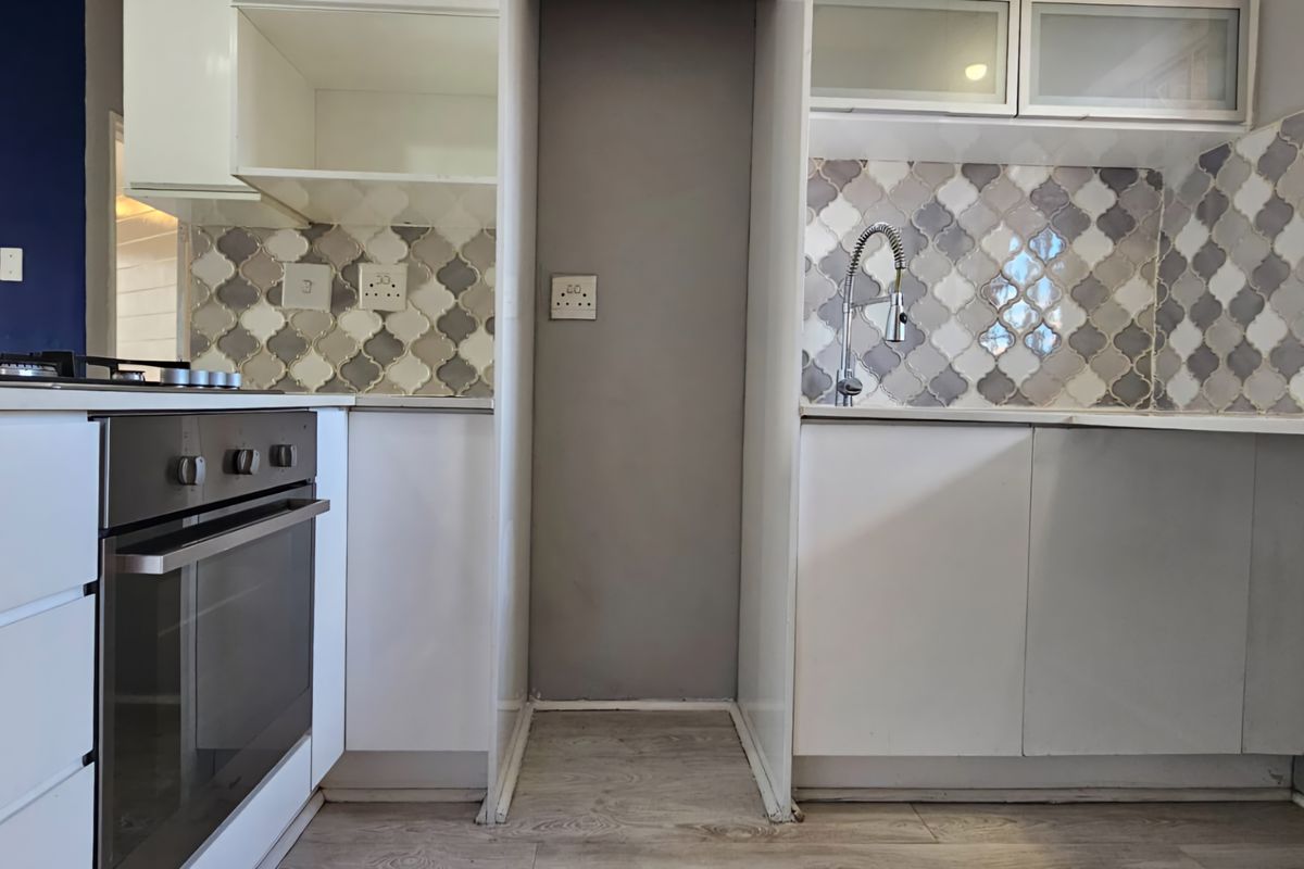 Modern 2-bedroom Upstairs Apartment – Ideal For A Couple Or Young Professionals - Photo 3