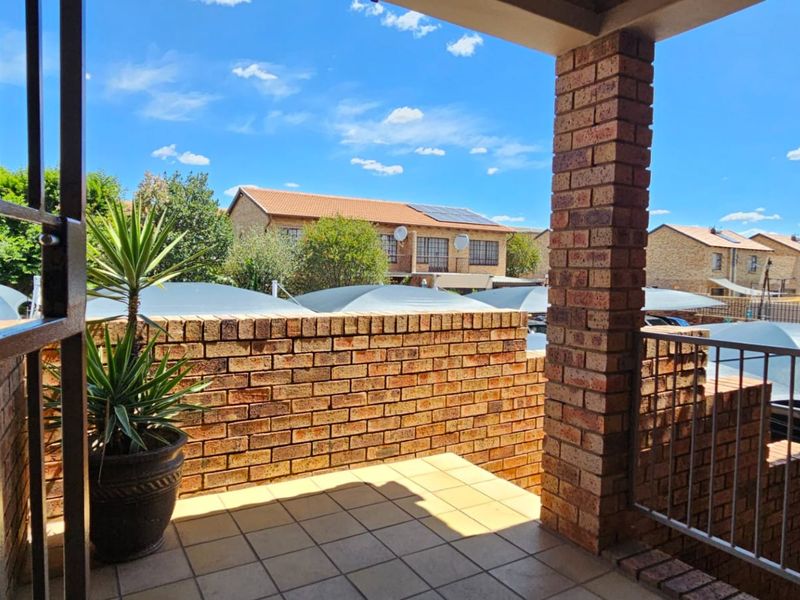 Modern 2-bedroom Upstairs Apartment – Ideal For A Couple Or Young Professionals - Photo 2
