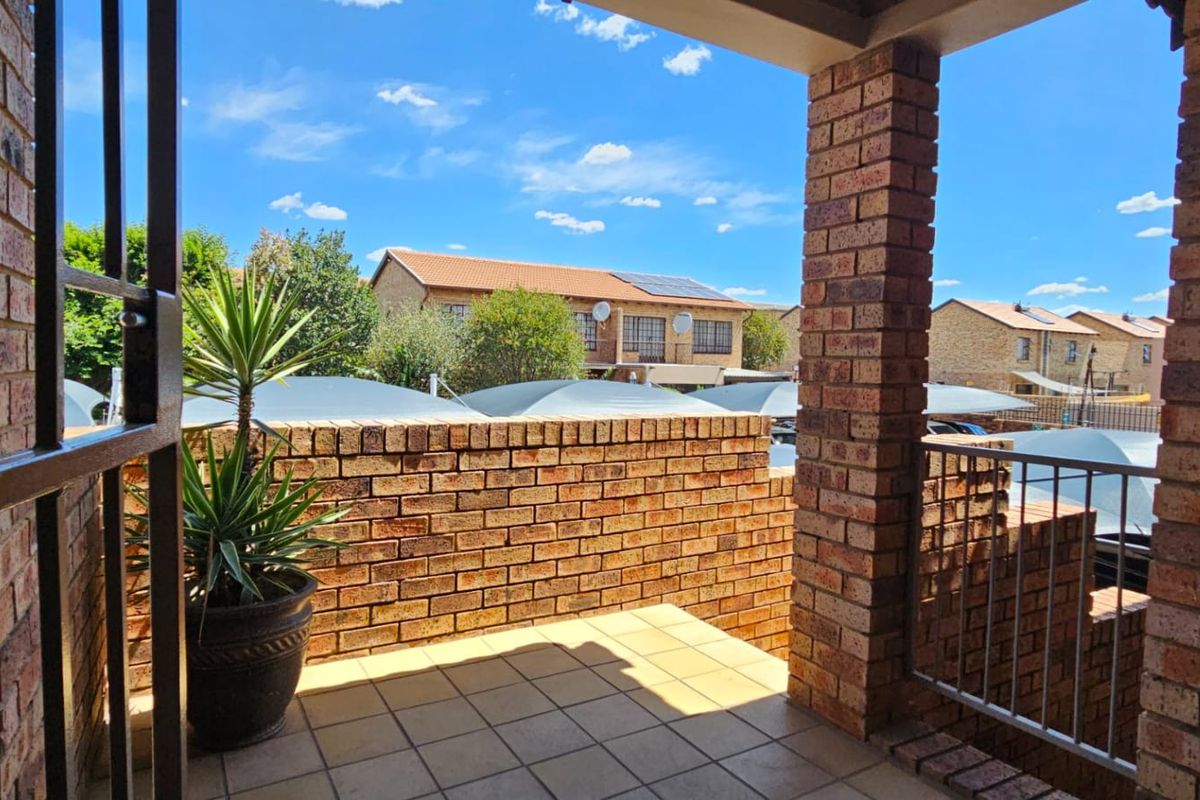 Modern 2-bedroom Upstairs Apartment – Ideal For A Couple Or Young Professionals - Photo 2