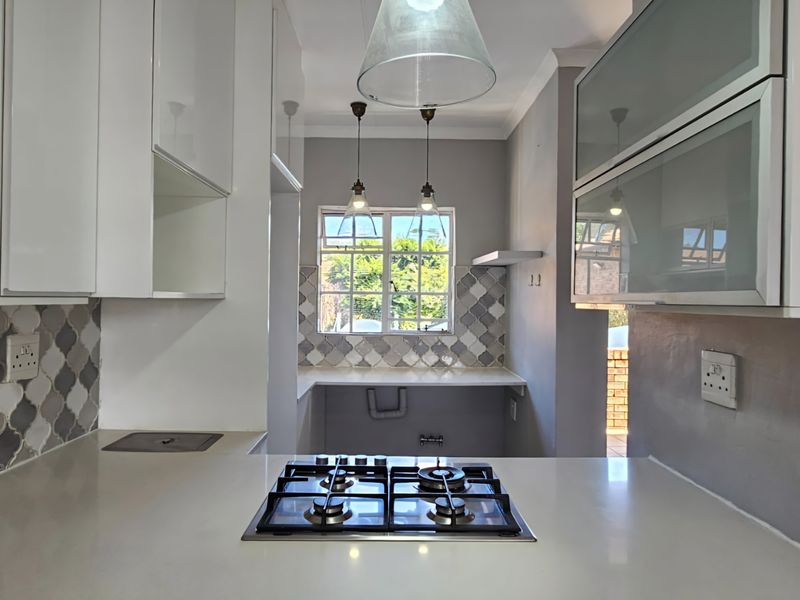 Modern 2-bedroom Upstairs Apartment – Ideal For A Couple Or Young Professionals - Photo 4