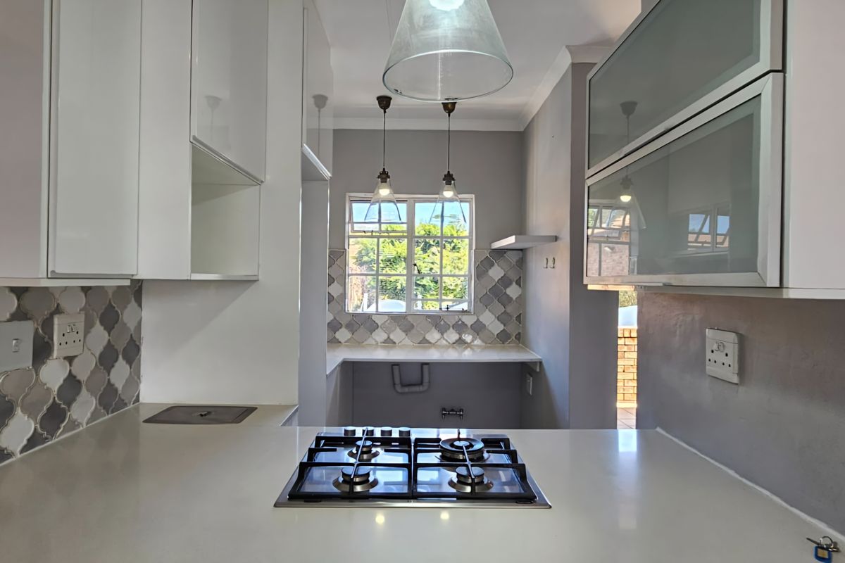 Modern 2-bedroom Upstairs Apartment – Ideal For A Couple Or Young Professionals - Photo 4