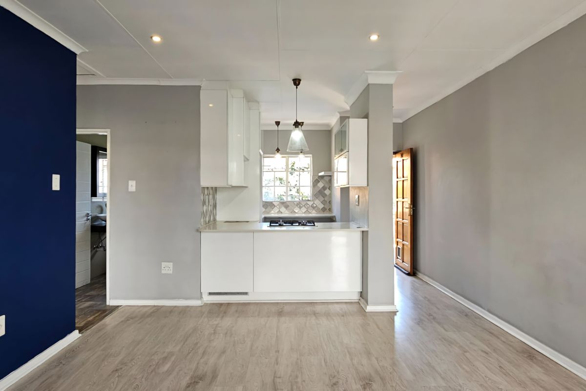 Modern 2-bedroom Upstairs Apartment – Ideal For A Couple Or Young Professionals - Photo 5