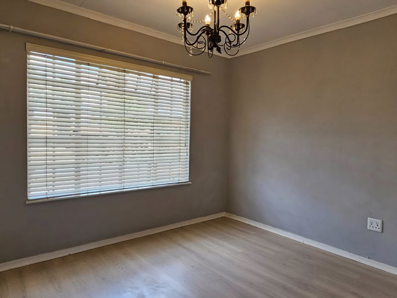 Modern 2-bedroom Upstairs Apartment – Ideal For A Couple Or Young Professionals - Photo 9