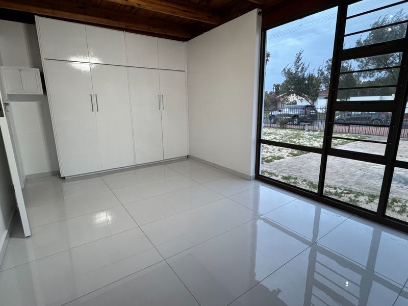 Newly Renovated 4-Bedroom Home Near The Beachfront - Photo 10