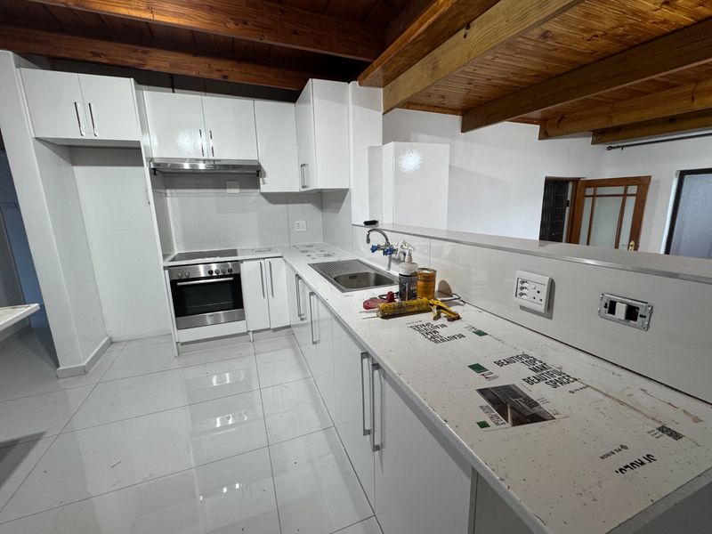 Newly Renovated 4-Bedroom Home Near The Beachfront - Photo 2