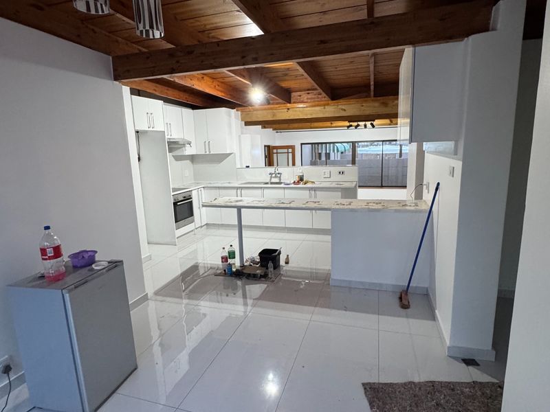 Newly Renovated 4-Bedroom Home Near The Beachfront - Photo 5