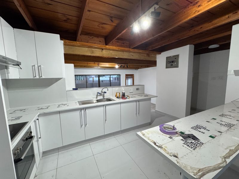 Newly Renovated 4-Bedroom Home Near The Beachfront - Photo 3