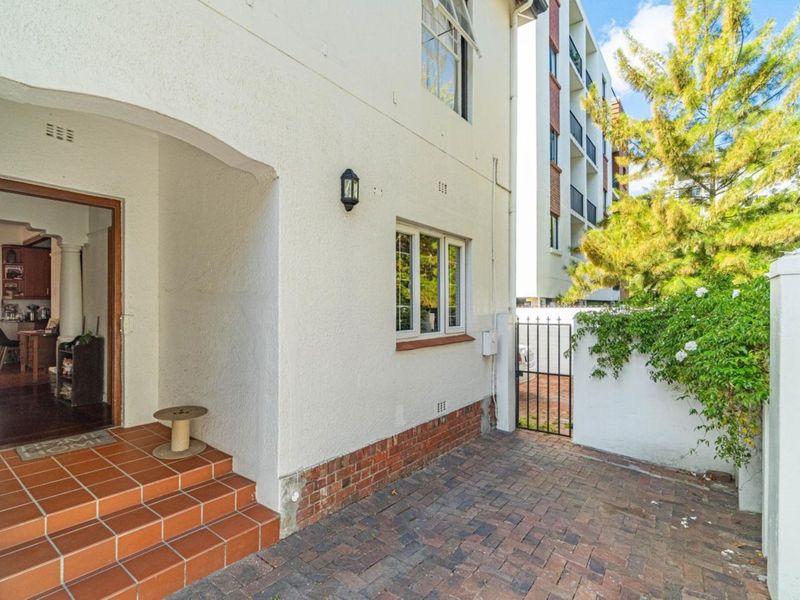 Secure 2-bedroom And 2-bathroom Flat In Rondebosch - Photo 1