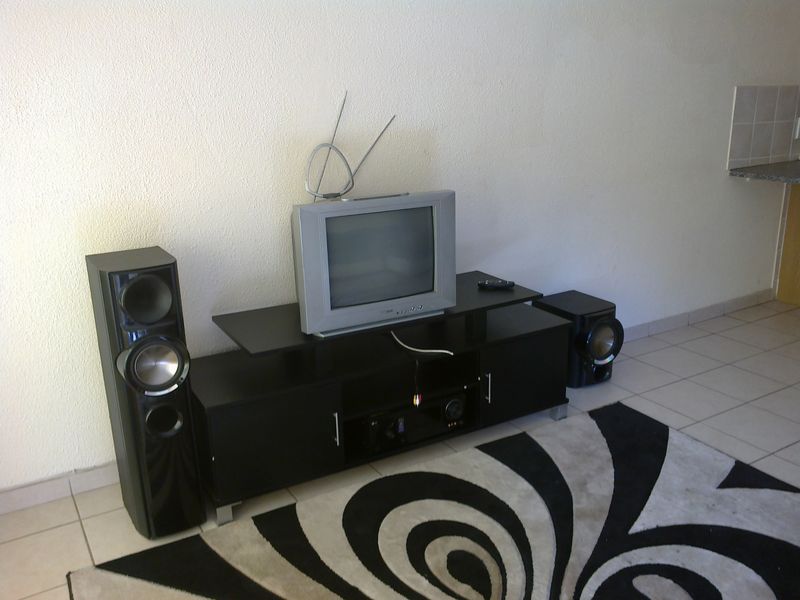 Secure 2-Bedroom And 1-Bathroom Apartment In Thomas Street, Meredale - Photo 5