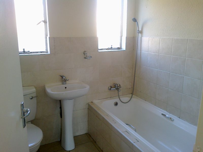 Secure 2-Bedroom And 1-Bathroom Apartment In Thomas Street, Meredale - Photo 7