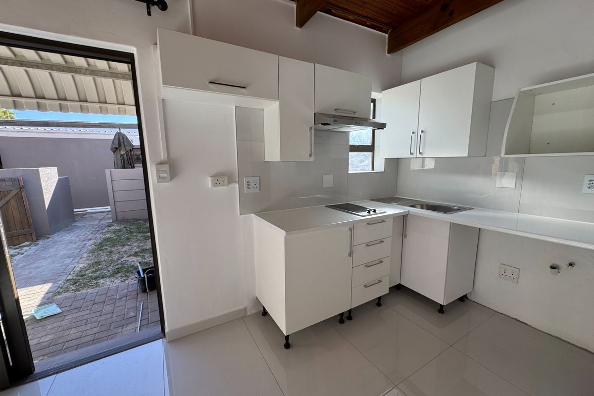 Secure Cottage In Crassula Road, Table View - Photo 4