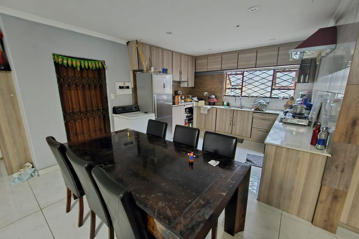 Secure 4-Bedroom And 3-Bathroom Cluster - Photo 4