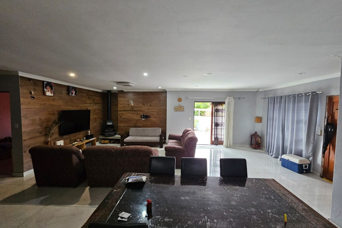 Secure 4-Bedroom And 3-Bathroom Cluster - Photo 5