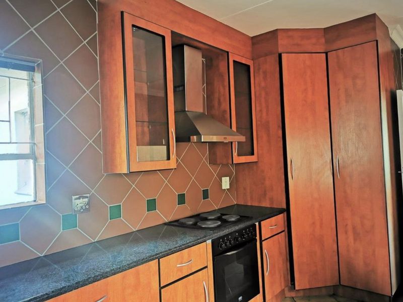 Specious 3-Bedroom And 2-Bath Family Home In Pretoria East - Photo 2