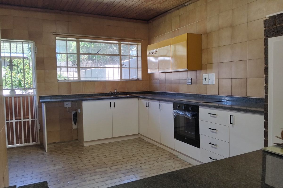 Beautiful Newly Renovated 2-Bedroom And 1,5-Bathroom House In Greengate - Photo 2