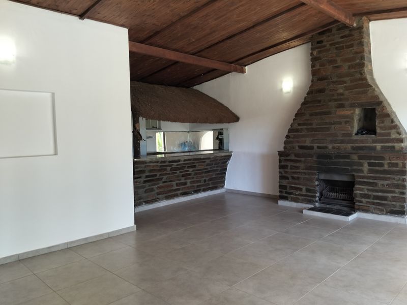 Beautiful Newly Renovated 2-Bedroom And 1,5-Bathroom House In Greengate - Photo 3