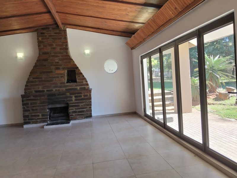 Beautiful Newly Renovated 2-Bedroom And 1,5-Bathroom House In Greengate - Photo 4