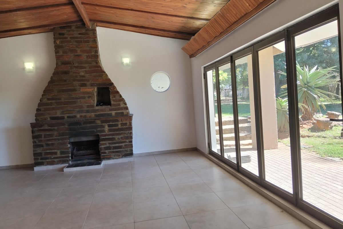 Beautiful Newly Renovated 2-Bedroom And 1,5-Bathroom House In Greengate - Photo 4
