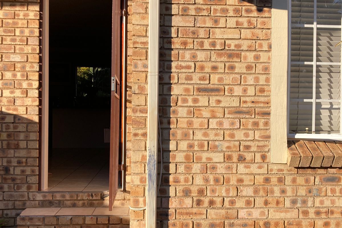 Secure 3-bedroom And 2-bath Apartment In Radiokop - Photo 3