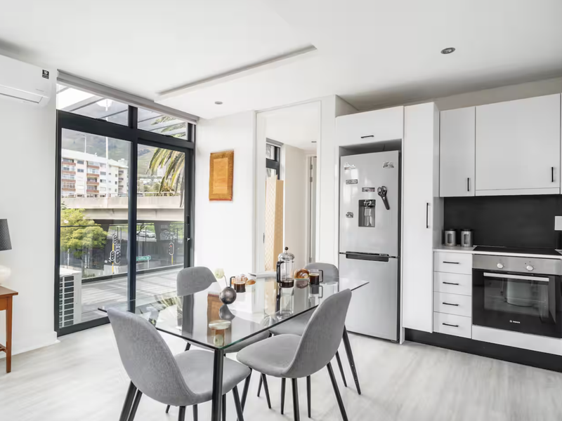 Secure 2-Bedroom And 2-Bathroom Apartment In Buitenkant Street, Gardens - Photo 4