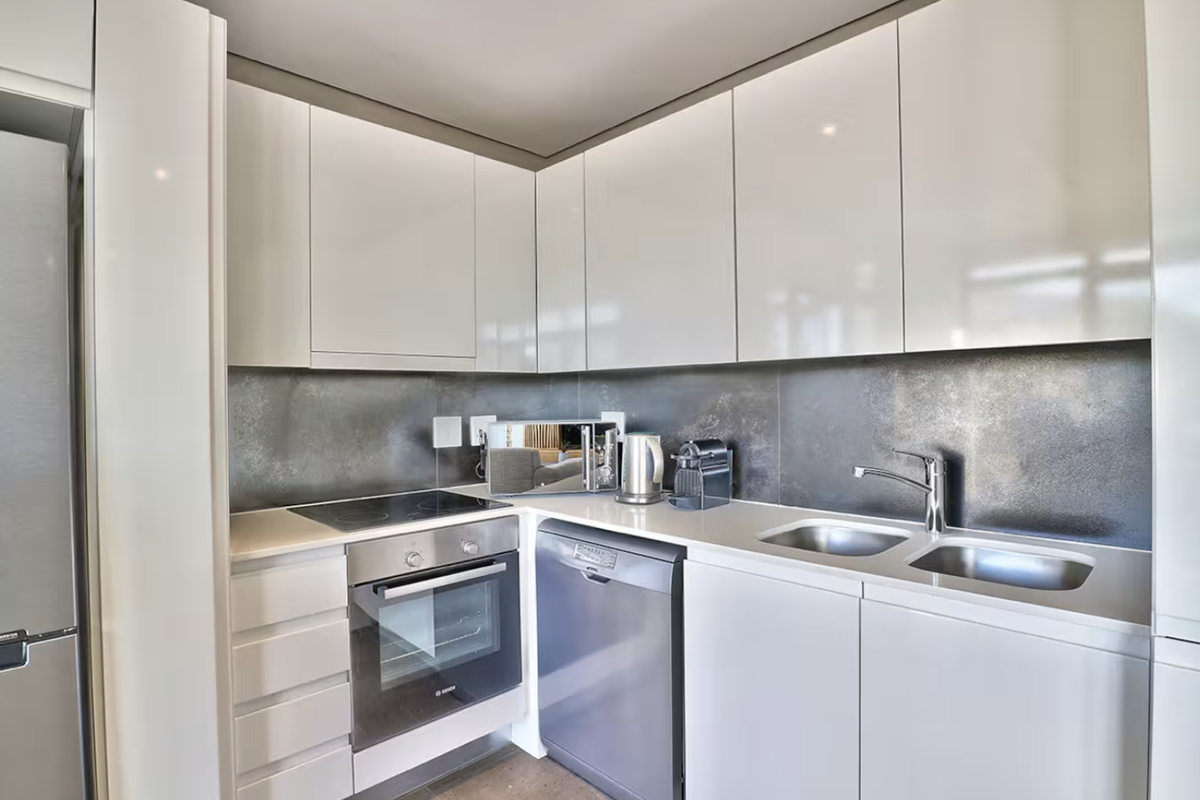 Secure 2-Bedroom And 2-Bathroom Apartment In Buitenkant Street, Gardens - Photo 3
