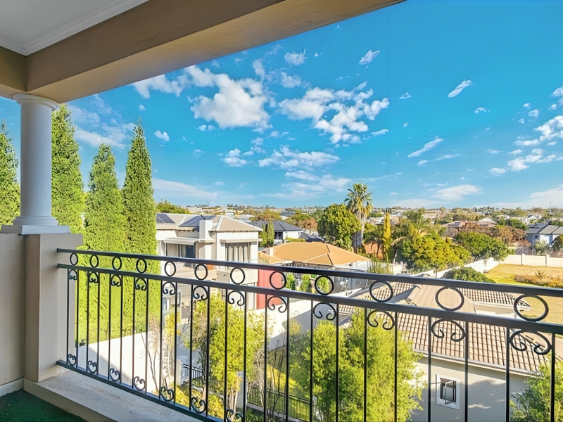 Modern Luxury Living – Stylish 3-bedroom Apartment In Rosa Royale - Photo 2