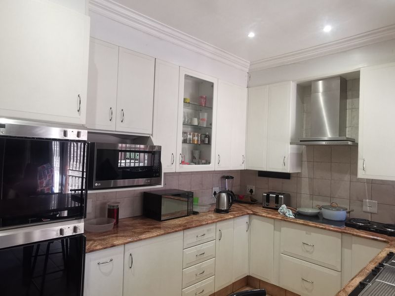 Secure 1-bedroom In A Shared House In Main Avenue, Ferndale - Photo 9