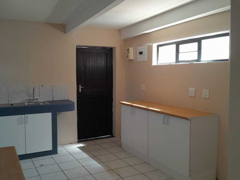 Secure 2-Bedroom And 1-Bathroom Apartment In Heathfield - Photo 2