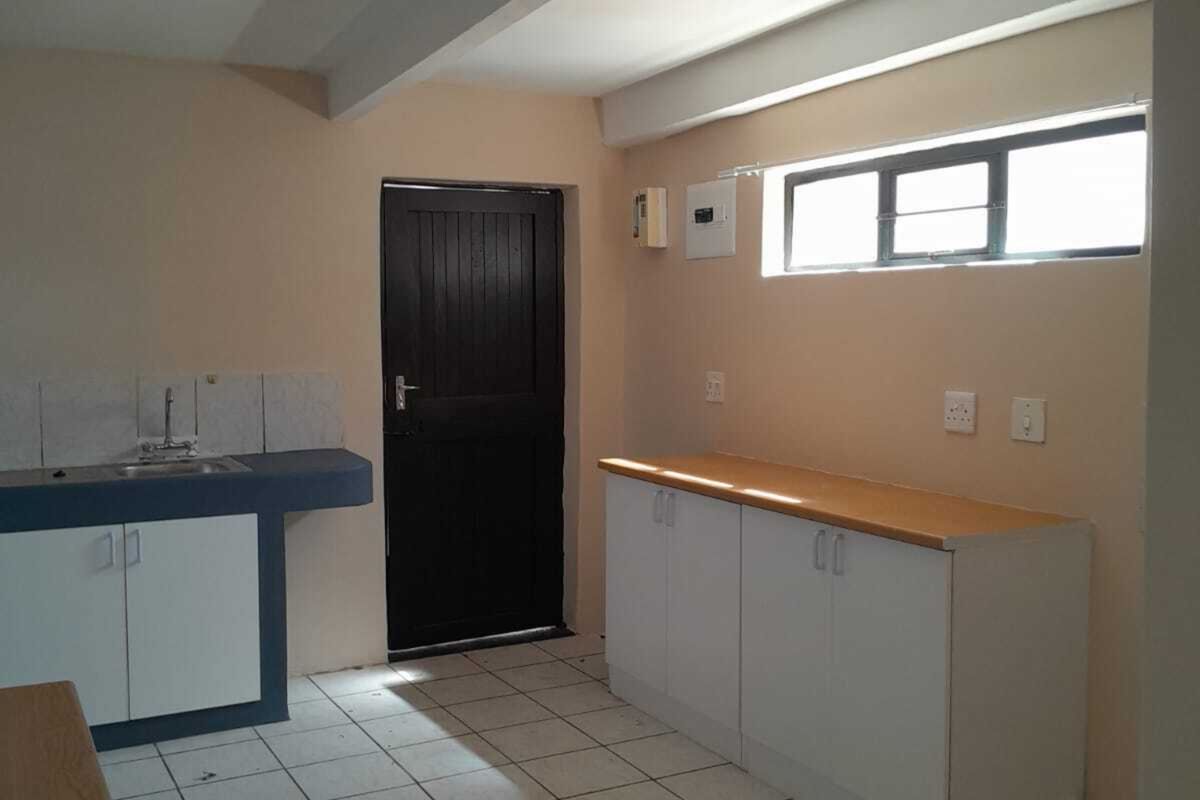 Secure 2-Bedroom And 1-Bathroom Apartment In Heathfield - Photo 2