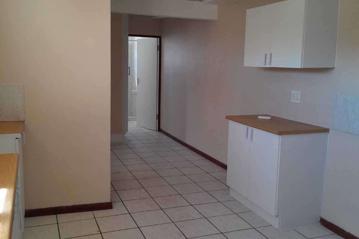 Secure 2-Bedroom And 1-Bathroom Apartment In Heathfield - Photo 4
