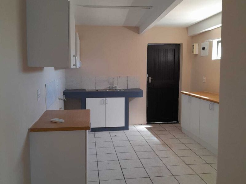 Secure 2-Bedroom And 1-Bathroom Apartment In Heathfield - Photo 3